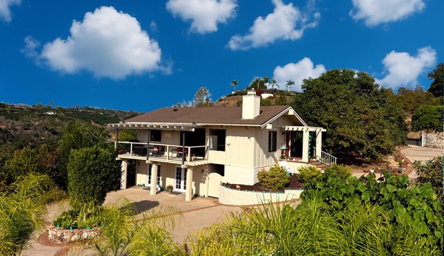 2-story Hilltop Penthouse & Grove View Suite
