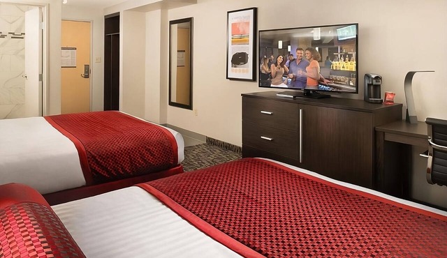 2 x Elite 2 Queens at The STRAT Hotel, Casino & Tower