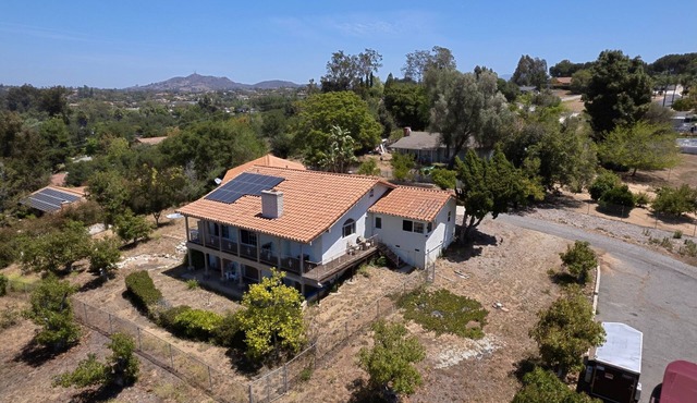 20 people can stay. Peaceful 1 acre of Avocado ranch. 2 stories. 16 beds.