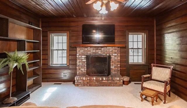 210 Year Old Cozy Cottage that Sits on 75 acres and sleeps 10 comfy in Blackshear