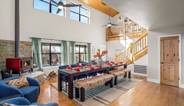 25 min 2 Yosemite - Pickleball - Hot Tub - Firepit - BBQ - Sleeps 26 - Game Room