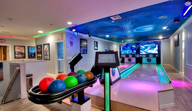 28 Bedrooms Global Hollywood Bowling Villas sleep 70