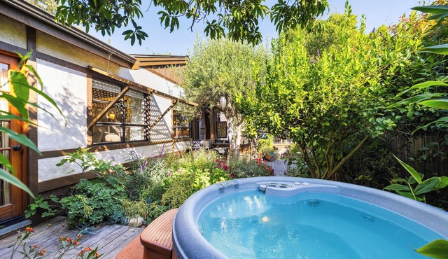 2b/2b Downtown Cottage with Hot Tub 30 day +