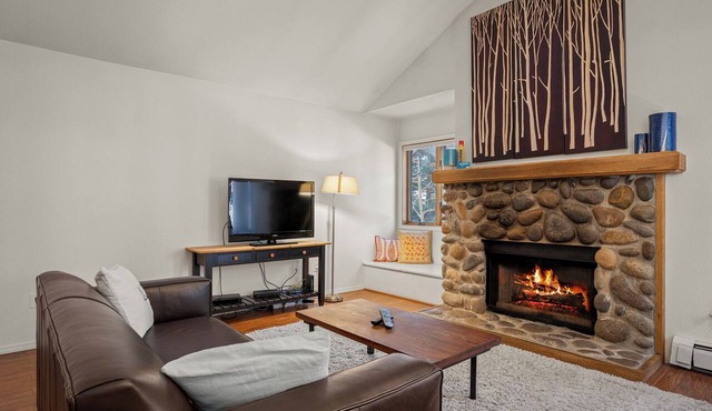 2BR/2BA Incline Village condo, hot tub, mountain views