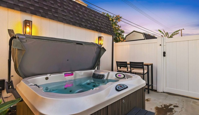 2BR Retreat/HOT TUB, Fire Pit, BBQ, & Yard Oasis