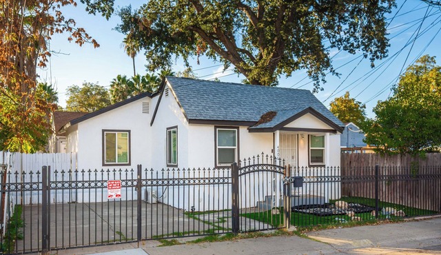 2BR Single-Family Near Downtown—Pet-Friendly, Fenced, Zoo & Golf Nearby