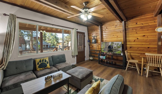 3 Bears - *NEW* Fireplace, Smart TV, Gambrel style cabin