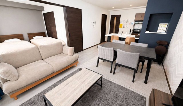 3 bed room max 6 persons! Easy access to Namba and Shinsaibashi! 4 min.
