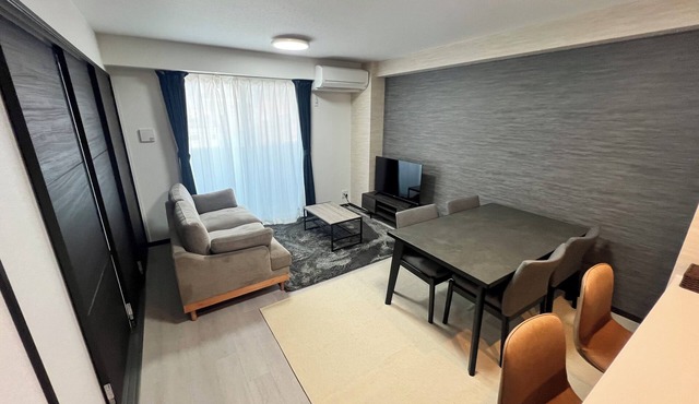 3 bed room max 6 persons! Easy access to Namba and Shinsaibashi! 4 min.