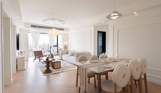 3-bedroom apartment with high-rise balcony Near Xintiandi CBD200m to Metro.
