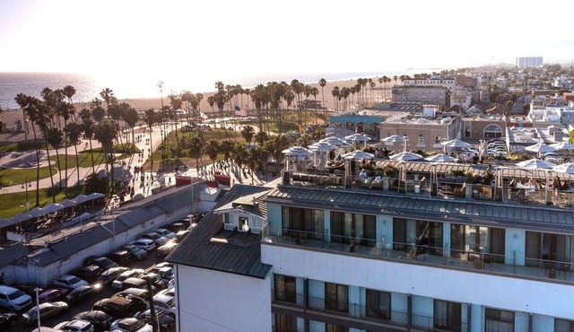 3 Couple Beachside Suite near LAX Minutes from Local Attractions, Free Breakfast