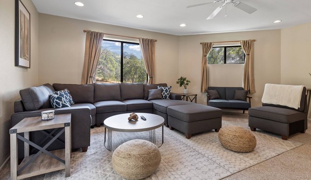 ✨ 3-King Beds/HotTub/EV Charger/Mountain View/Walk to River & Dining