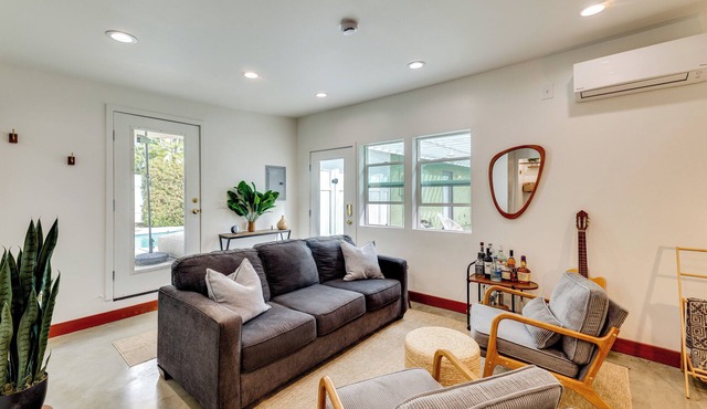 3 Mi to Old Pasadena: Cozy Couple's Studio w/Pool