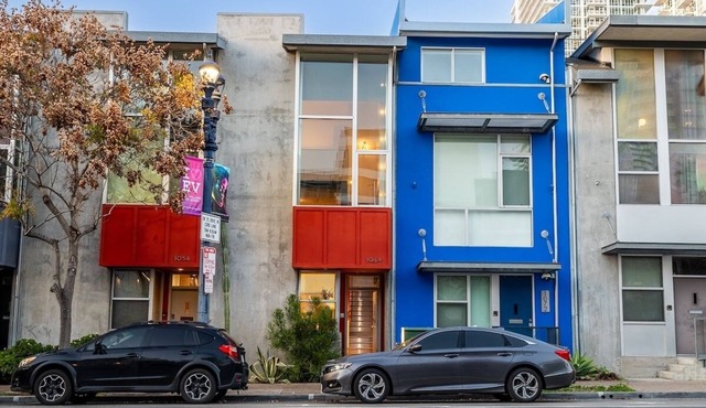 3 story Modern Townhome-Private Garage-Steps to Petco Park-Top-rated stay