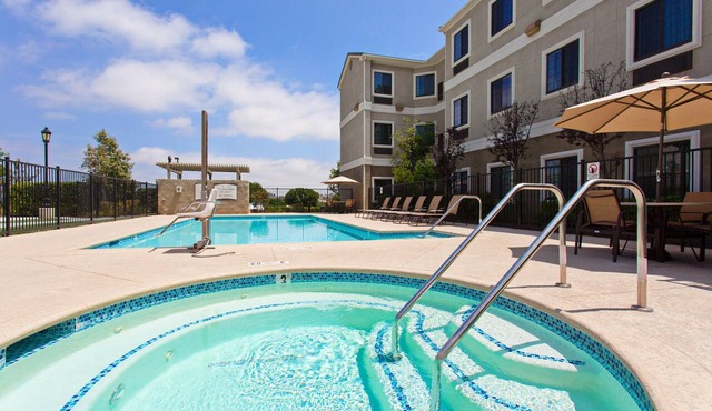 30 Min to Disney! Outdoor Pool & Hot Tub. Free Breakfast.