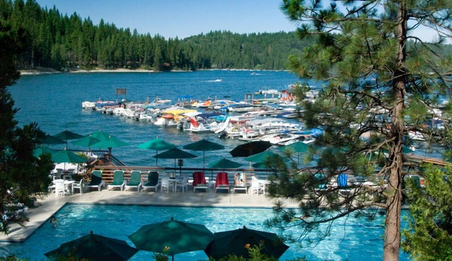 4 Lakeside Chalet with Fireplace & Marina Fun Near Yosemite National Park