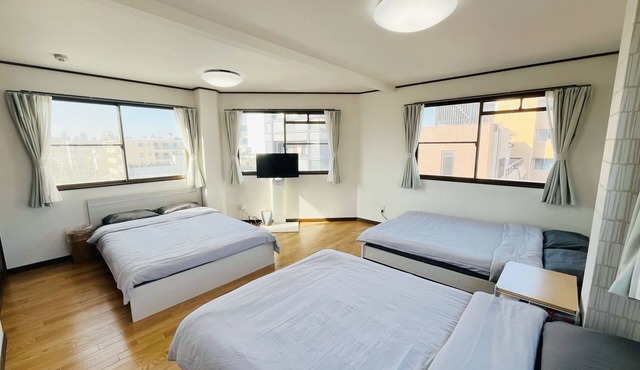 4 minutes walk from the station, 120 ㎡ 4 bedrooms, 14 people can rent the entire second floor. Perfect for large groups. Fully equipped, convenient living. Nearby restaurants and convenience stores are available, and direct train access to Namba and Nihon