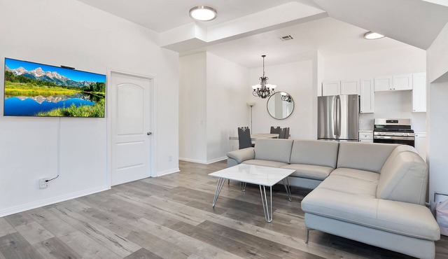 4bedroom 2bathroom modern Los Angeles home by Universal studio & Hollywood for 8