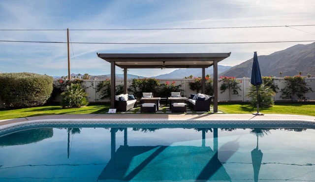 4BR Palm Springs Pool Villa w Casita & Spa in Palm Springs