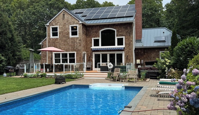 5 bedroom/2 Master Suites - 4 1/2 bathrooms, pool/hot tub/Gym, bikes in East Hampton