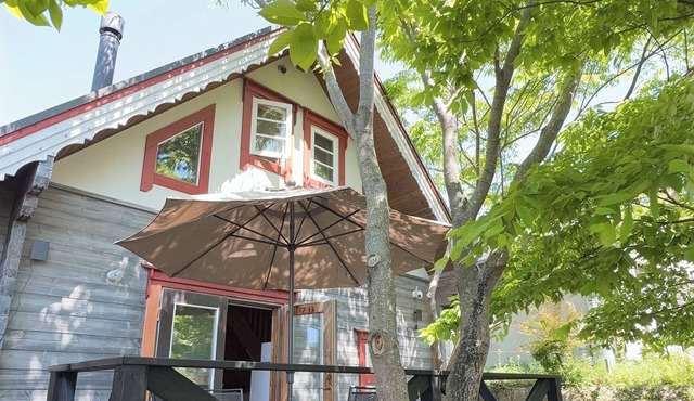 A private log house for up to 6 people, within walking distance from the center of Arima! Refresh your mind and body at 919 KOBE ARIMA.