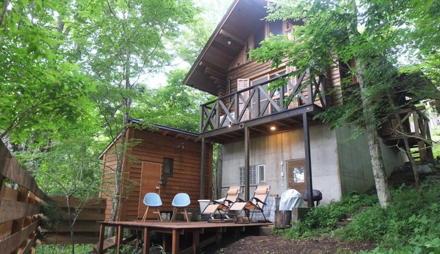 A unique log house surrounded by nature with a wood stove and a private sauna hut basementloft av/Minamitsurugun Yamanashi in Minamitsurugun