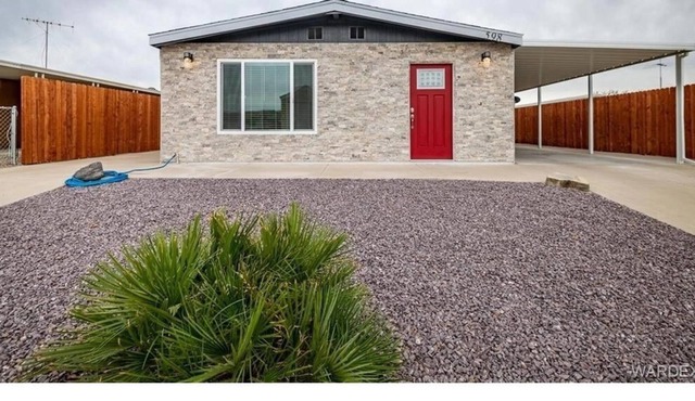 Across Waterfront D, Sleeps10, one minute walk to the water 562 714 6969