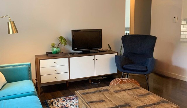 ADU Private House Vibe! 2br, 1 bath with Parking.