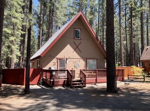 All-season dog-friendly cabin with fireplace & deck - near Heavenly & beach