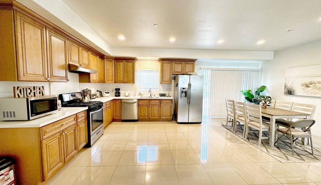 Anaheim convention center, Westminster, Disneyland, little Saigon home sleep 14