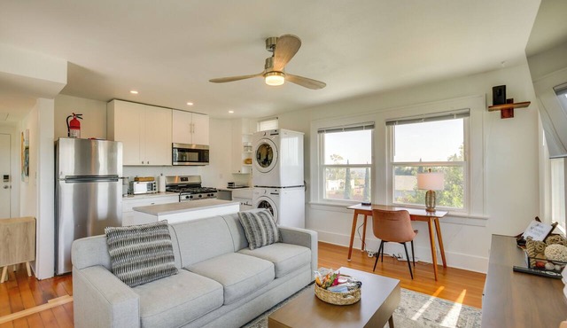 Apt w/Furnished Patio 3 Mi to San Diego Comic-Con