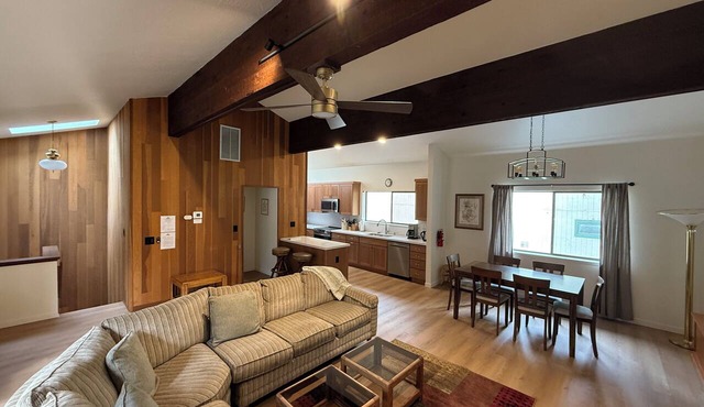 Awesome Remodeled Condo Across From Hyatt & Lake
