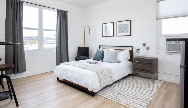 Awesome studio with AC in vibrant Los Angeles