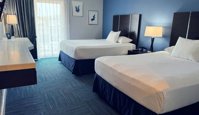 Balcony Family Suite with Free Parking Near the Pier, Shops, Dining + Breakfast