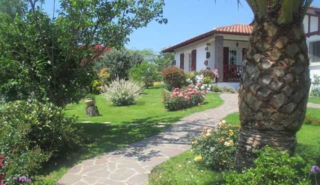 Basque country between sea and mountains, quiet ground floor apartment with garden in ustaritz