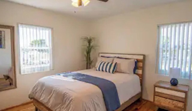 Bay Park 3-bed 2-bath with outdoor fire pit!