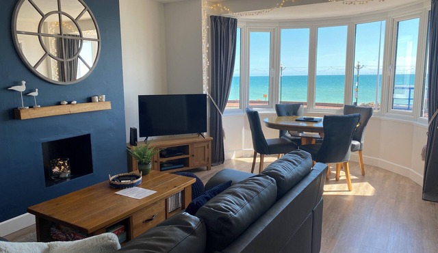 Beach 180: Beachfront Apartment, Sea views & Private Driveway Parking in Worthing