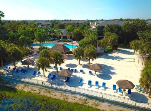 Beach Resort with poolside tiki bar and Hot Tubs near Disney World