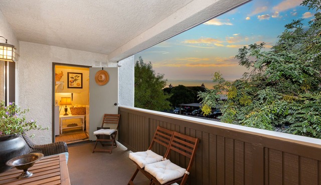 Beach retreat nestled in trees with ocean breezes, sunset & Pacific Ocean views