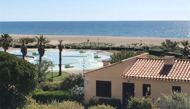 Beachfront 1-Bedroom House for 4 with Terrace, Parking, and Modern Amenities in Port Leucate in Port Leucate