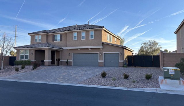 Beautiful 5 Bed, 4 Bath home, 9mi from the strip,6mi from airport with RVparking