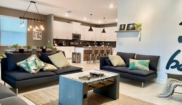 Beautiful 6 Bedroom 5 Bath Pool Home 214