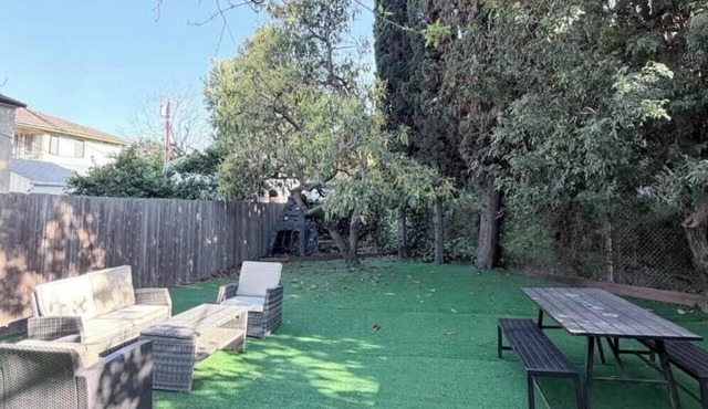 Beautiful home 5 min walk to SantaMonica metro! And huge backyard!