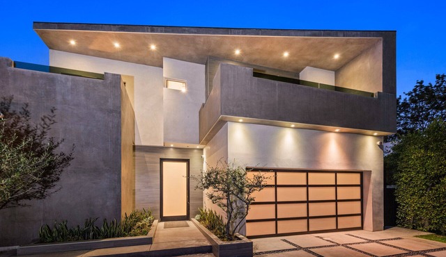 Beautiful Modern 4 Bedroom Villa w/Pool & Hot tub