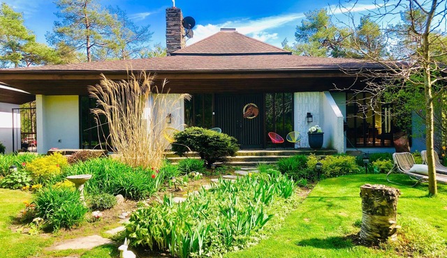 Beautiful & Private Mid Century Modern Country-House on 10 Acres near Caledon in Palgrave