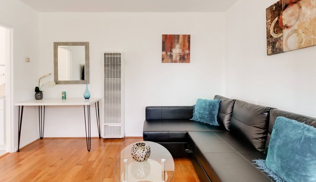 Beautiful & renovated Garden Apt in Valley Village