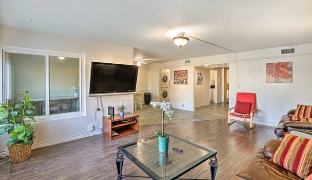Beautiful, Spacious 2-bedroom condo with AC, near Sofi Stadium