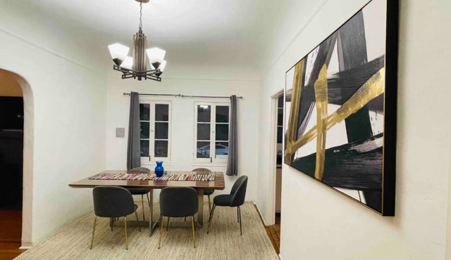 Best location, Corner, Chic 2-bedroom with WiFi, AC in beautiful Los Angeles