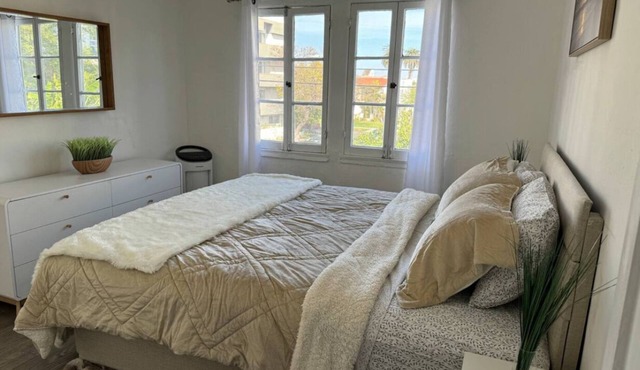 Best, top, beautiful LA view 2-bedroom place with WiFi, AC in nice Los Angeles