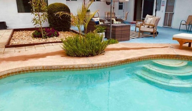 Big furnished house, huge pool, 4 beds ALL NEW FURNITuRE!